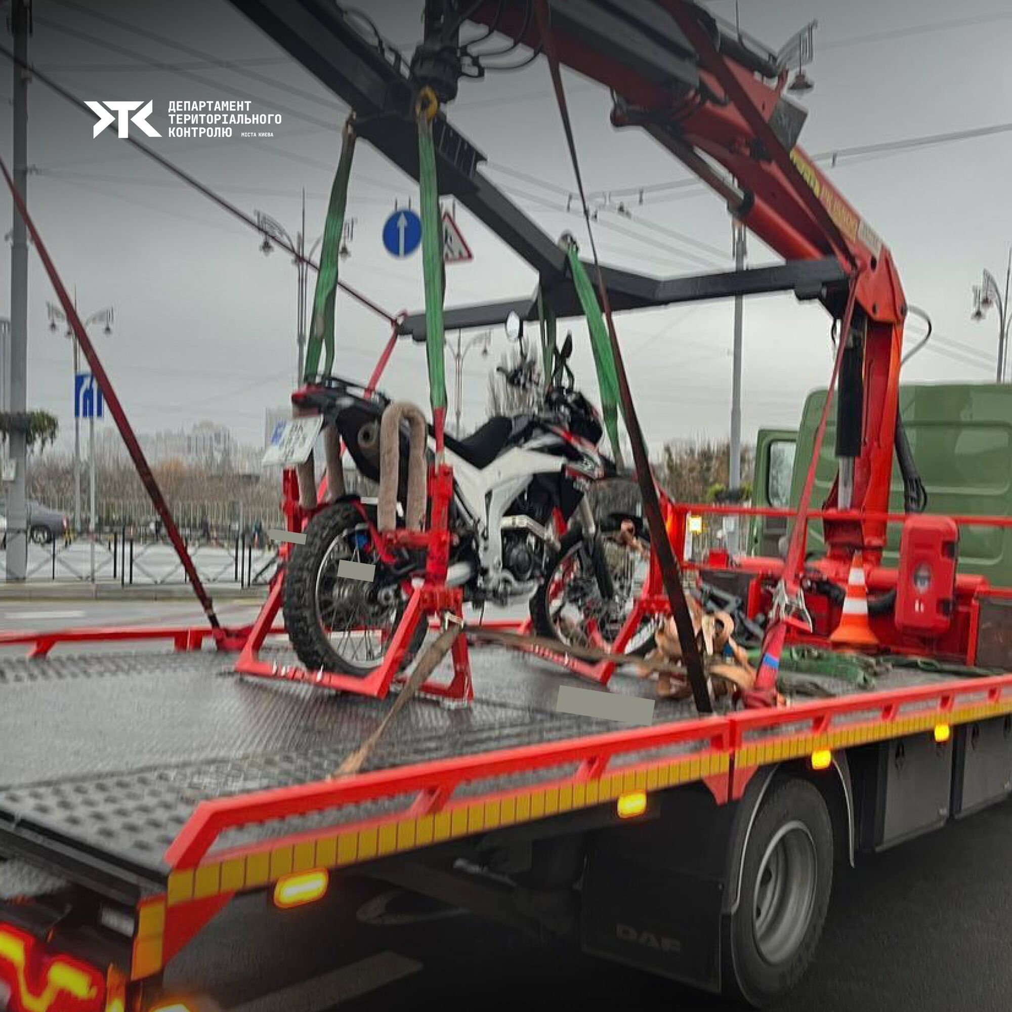 У Києві почали евакуювати неправильно припарковані мотоцикли: що потрібно знати водіям