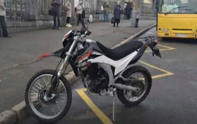 В Киеве начали эвакуировать неправильно припаркованные мотоциклы – что изменилось