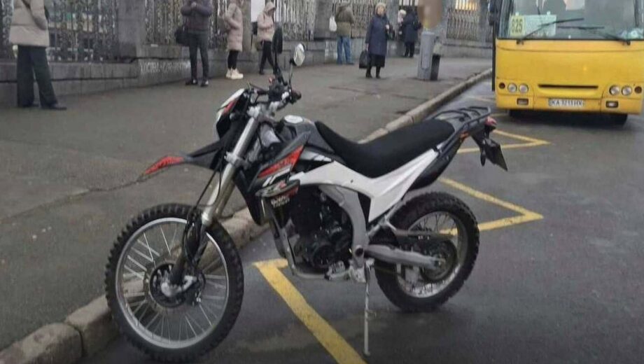 В Киеве начали эвакуировать неправильно припаркованные мотоциклы – что изменилось