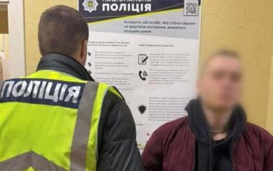 В Киеве работник ночного клуба в полицейской форме инсценировал задержание: грозит штраф 34 тысяч гривен