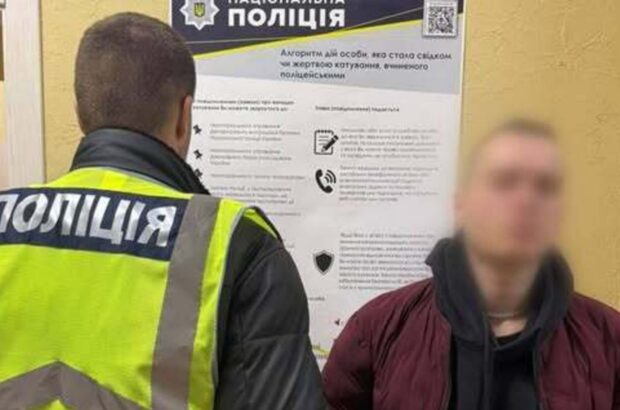 В Киеве работник ночного клуба в полицейской форме инсценировал задержание: грозит штраф 34 тысяч гривен