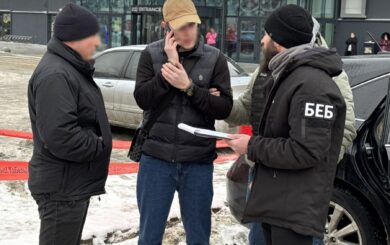 БЭБ и полиция разоблачили схему сбыта поддельных 100-долларовых купюр в Киеве