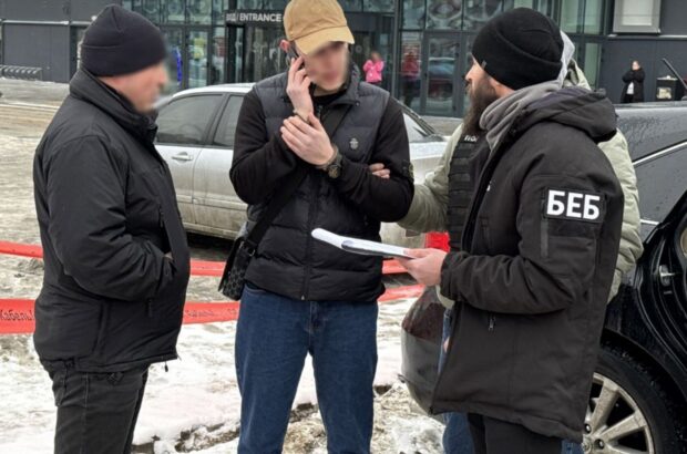 БЕБ та поліція викрили схему збуту підроблених 100-доларових купюр у Києві