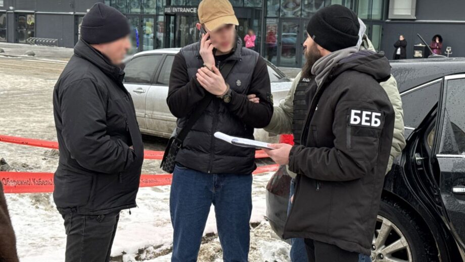 БЭБ и полиция разоблачили схему сбыта поддельных 100-долларовых купюр в Киеве