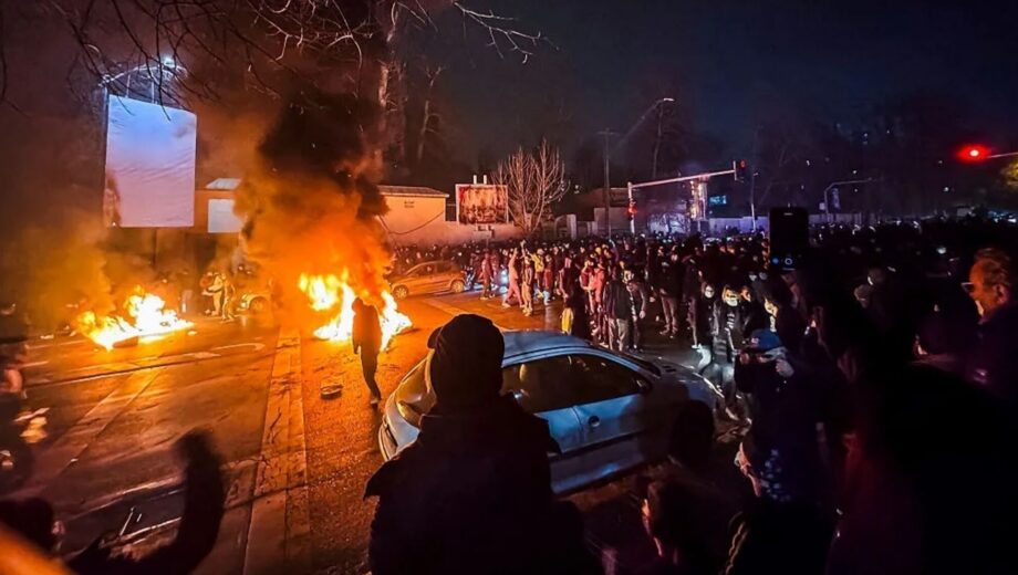 Протесты в Иране продолжаются: более 540 погибших, интернет почти полностью отключен