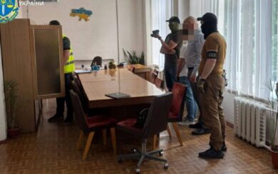 15 тисяч доларів за білет з армії: на Київщині посадовця викрили на хабарі