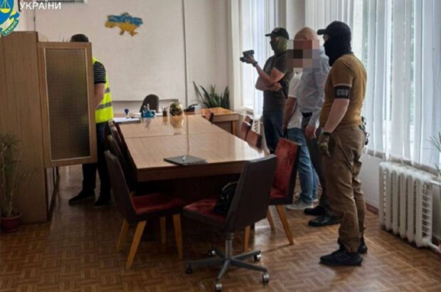 15 тысяч долларов за билет из армии: в Киевской области чиновника разоблачили на взятке