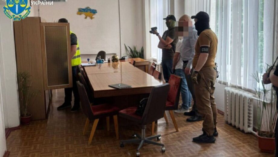 15 тысяч долларов за билет из армии: в Киевской области чиновника разоблачили на взятке