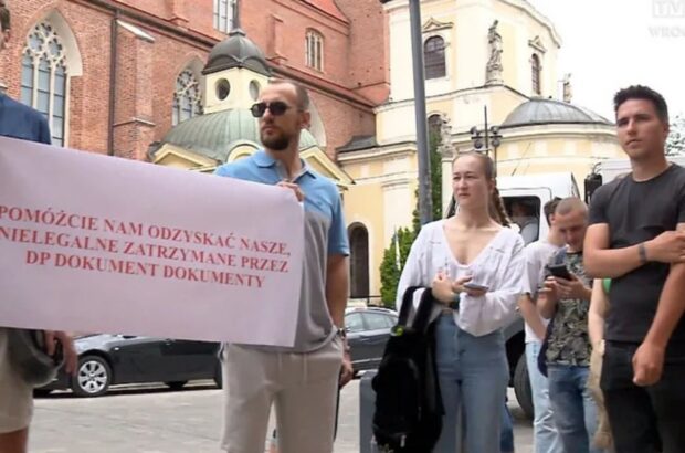 Украинцы устроили акцию протеста у консульства во Вроцлаве