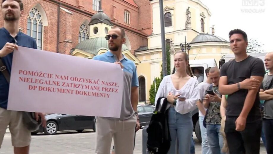 Украинцы устроили акцию протеста у консульства во Вроцлаве