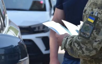 Мужчины, законно выехавшие из Украины во время военного положения, но не вернувшиеся в определенный срок, формально не несут наказание. В то же время ситуация имеет юридические нюансы, о которых следует знать. В условиях общей мобилизации в Украине часть мужчин все еще может легально пересекать государственную границу. Некоторые из них пользуются этой возможностью, чтобы остаться за пределами страны дольше разрешенного срока. Предусмотрена ли за это ответственность, — объяснил юрист. Собственная статья Во время действия военного положения право на временный выезд за границу могут получить мужчины, не имеющие полного освобождения от мобилизации, но имеющие соответствующие основания. Как пояснил юрист Богдан Пересада, разрешение на пересечение границы могут давать: военные или правоохранительные органы; военные администрации; медицинские учреждения; отправители или получатели гуманитарной помощи. В то же время, срок пребывания за границей в таких случаях ограничен — не более 30 календарных дней. Если по истечен