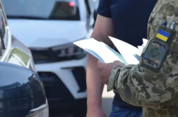 Чоловіки, які законно виїхали з України під час воєнного стану, але не повернулися у визначений строк, формально не несуть покарання. Водночас ситуація має юридичні нюанси, про які варто знати.  Підзаголовок  Хто має право на тимчасовий виїзд і що відбувається, якщо порушити термін повернення  Лід  В умовах загальної мобілізації в Україні частина чоловіків усе ще може легально перетинати державний кордон. Деякі з них користуються цією можливістю, щоб залишитися за межами країни довше дозволеного строку. Чи передбачена за це відповідальність — пояснив юрист.  Власне стаття  Під час дії воєнного стану право на тимчасовий виїзд за кордон можуть отримати чоловіки, які не мають повного звільнення від мобілізації, але мають відповідні підстави. Як пояснив юрист Богдан Пересада, дозвіл на перетин кордону можуть надавати:  військові або правоохоронні органи;  військові адміністрації;  медичні установи;  відправники або отримувачі гуманітарної допомоги.  Водночас термін перебування за кордоном у таких випадках обмежен
