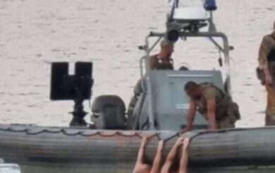 Військові моряки врятували цивільних, віднесених у відкрите море в Одесі (фото)