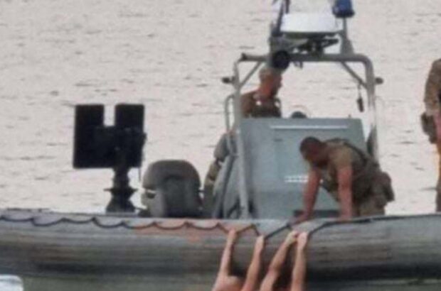 Военные моряки спасли гражданских, отнесенных в открытое море в Одессе (фото)