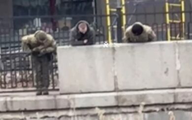 Харків’янин утік від працівників ТЦК, занурившись у річку: відео інциденту