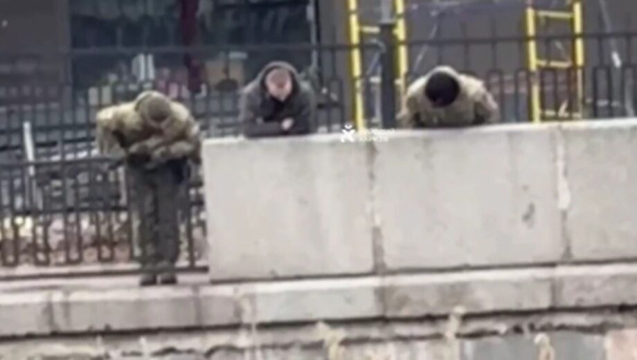 Харьковчанин скрылся от работников ТЦК, погрузившись в реку: видео инцидента