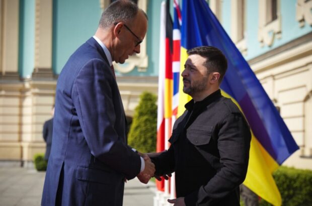 Після зустрічі ”коаліції рішучих” лідери України, Франції та Британії вийшли на прогулянку Києвом