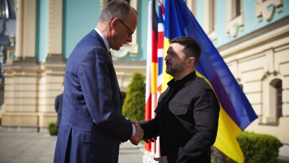 После встречи »коалиции решительных» лидеры Украины, Франции и Британии вышли на прогулку по Киеву