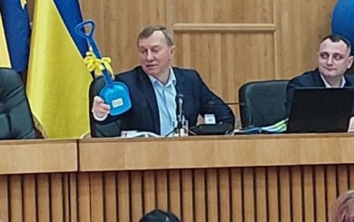 Символічний подарунок: мер Ужгорода отримав лопату від депутата міськради