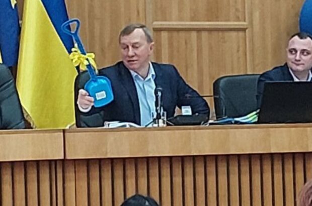 Символічний подарунок: мер Ужгорода отримав лопату від депутата міськради