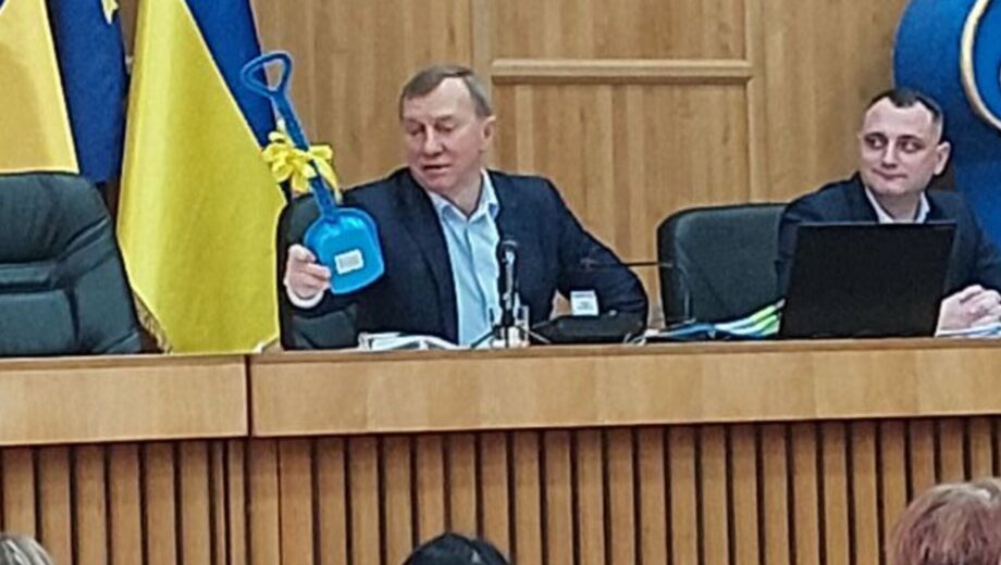 Символічний подарунок: мер Ужгорода отримав лопату від депутата міськради