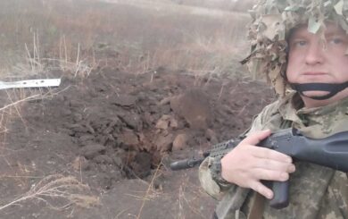 Смертельні ”подарунки” ворога: стопкорівець-фронтовик показав нерозірвані бомби під Покровськом