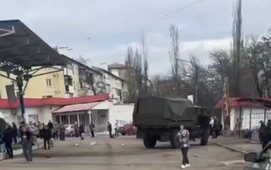 П’яні російські військові влетіли вантажівкою в автостанцію в Донецьку: є загиблі
