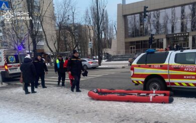 Спасательная операция на Днепре: в Днепровском районе из ледяной воды вытащили двух молодых людей