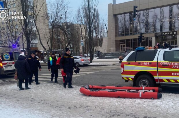 Рятувальна операція на Дніпрі: у Дніпровському районі з крижаної води витягли двох молодих людей