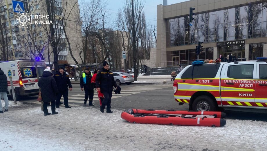 Спасательная операция на Днепре: в Днепровском районе из ледяной воды вытащили двух молодых людей
