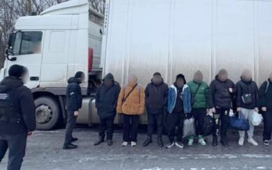 Пассажиры между паллетами с алкоголем: пограничники разоблачили схему переправки нарушителей за границу