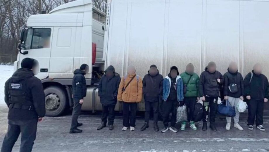 Пассажиры между паллетами с алкоголем: пограничники разоблачили схему переправки нарушителей за границу