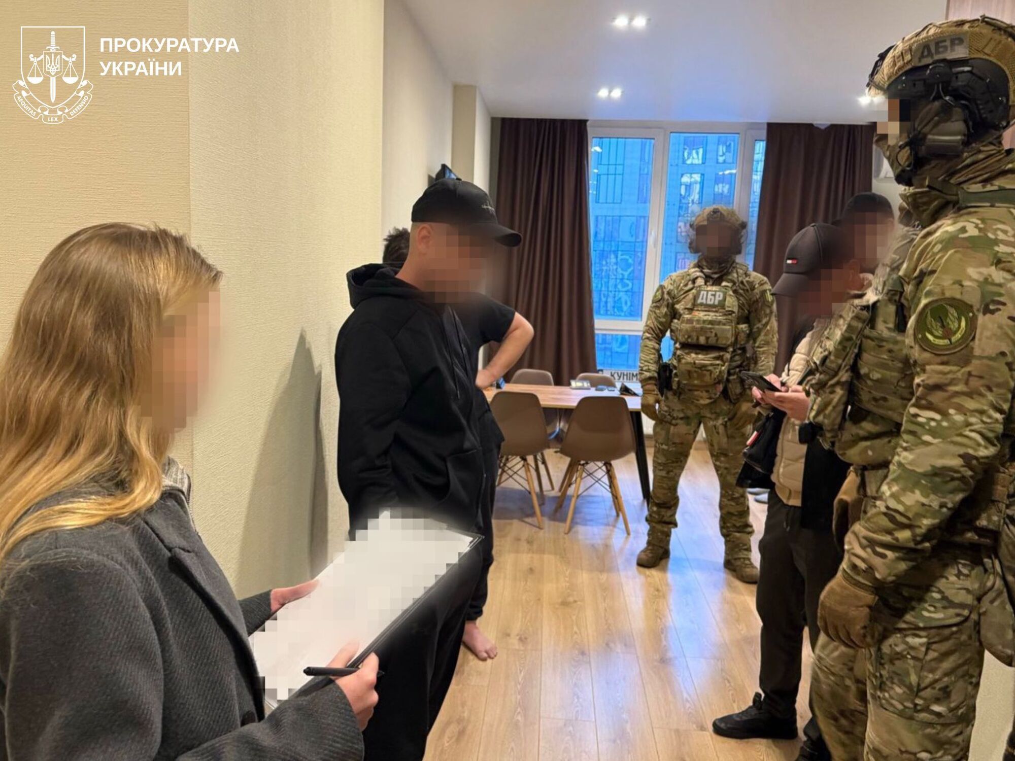 Правоохоронці та цивільні вимагали від 40 до 200 тис. грн за ''покровительство'' — викрито злочинну схему