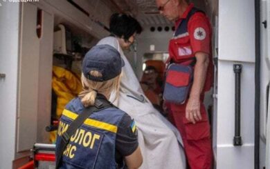 В Одессе горел жилой дом: пожарные спасли трех человек, кота и собаку