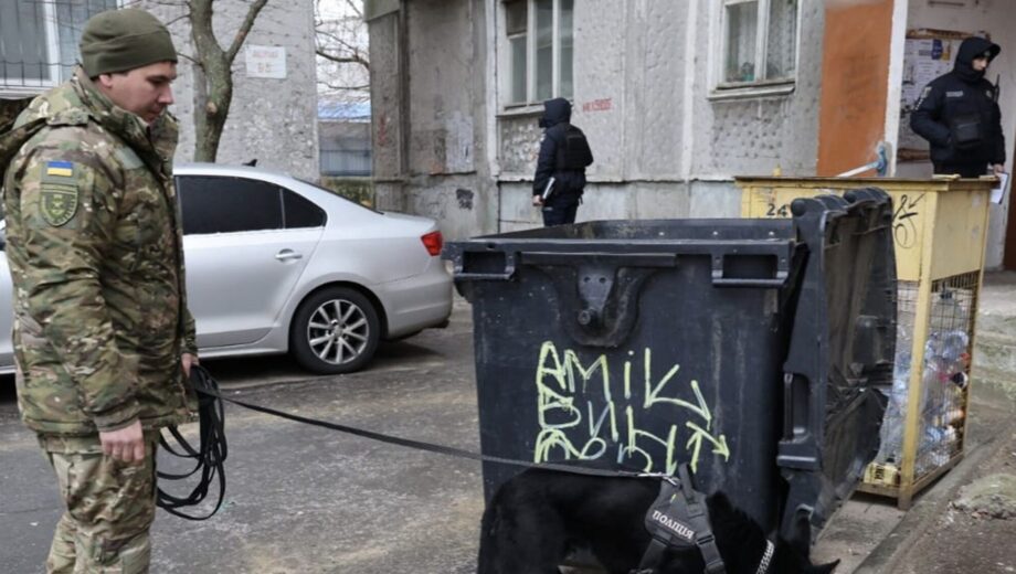 У Миколаєві в сміттєвому контейнері знайшли немовля: поліція розшукує матір
