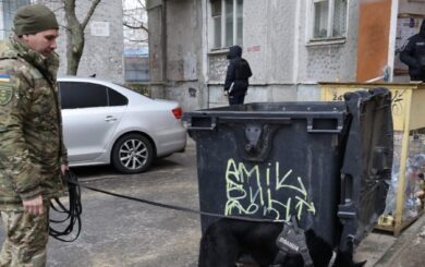 В Николаеве в мусорном контейнере нашли младенца: полиция разыскивает мать