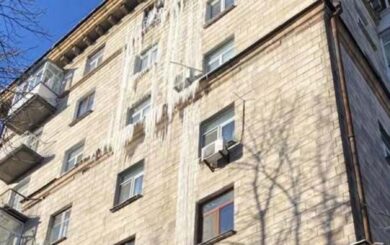 »Трубы рвутся, стены в сосульках»: дом на Берестейском уже 2 недели без отопления