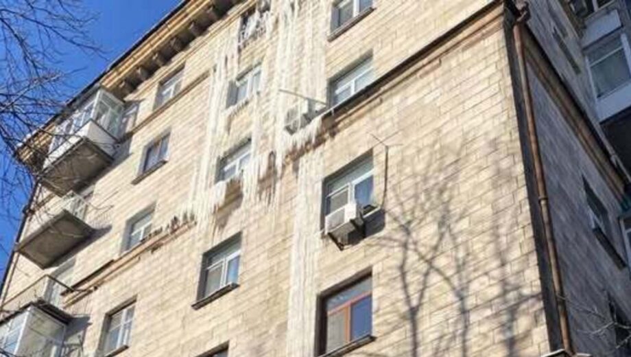 »Трубы рвутся, стены в сосульках»: дом на Берестейском уже 2 недели без отопления