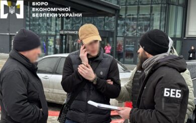 Фальшивые 100 долларов за полцены: в Киеве разоблачили схему сбыта поддельной валюты на 100 тысяч