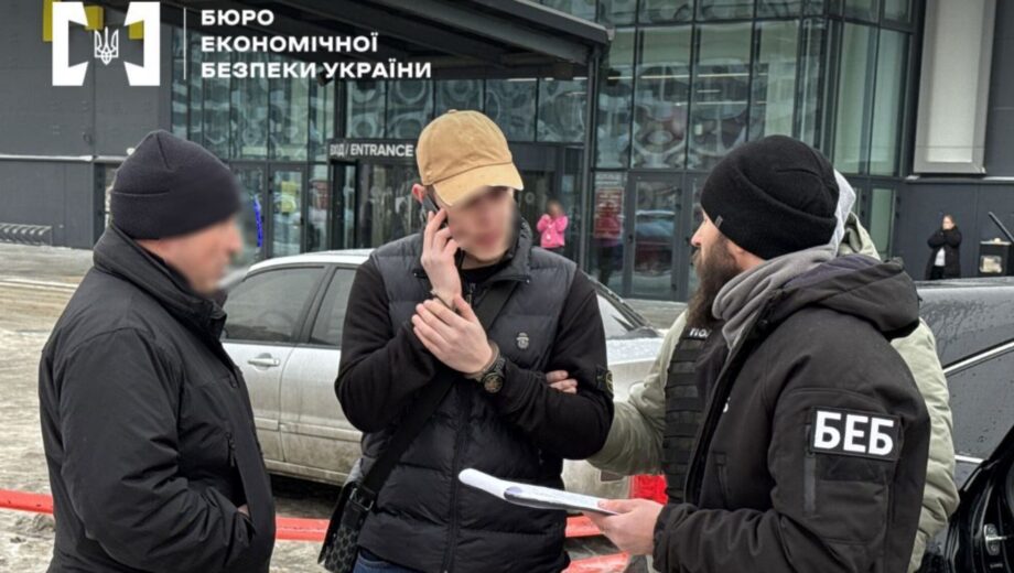 Фальшивые 100 долларов за полцены: в Киеве разоблачили схему сбыта поддельной валюты на 100 тысяч