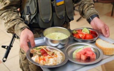 Українських військовослужбовців хотіли нагодувати 362 тоннами неякісних продуктів: у Міноборони заблокували тендер