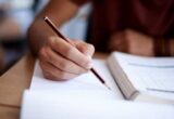 На какие специальности в вузах зачислили больше всего поступающих