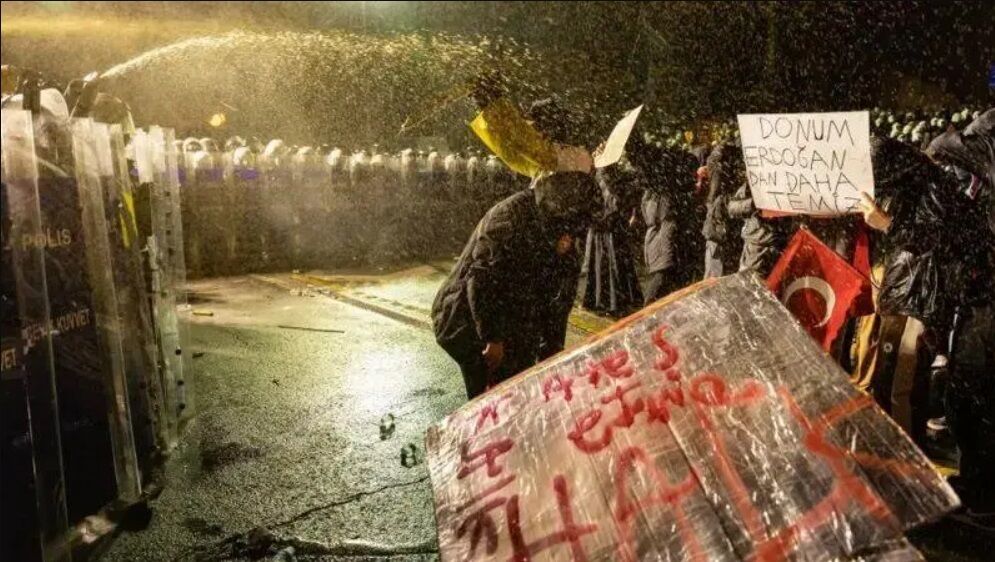 Туреччину охопили наймасовіші протести проти Ердогана: 2,2 мільйона людей на вулицях