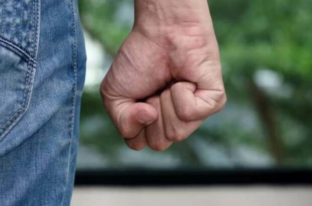 Чоловік у Києві вдарив дівчину, бо вона не приготувала млинці сама