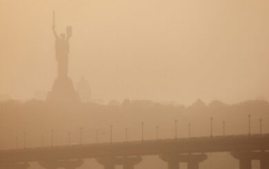 Київська влада закликає містян зачинити вікна і не виходити на вулицю: що відбувається?