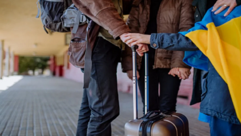 Польща продовжила легальне перебування українців до 2027 року: Навроцький підписав новий закон