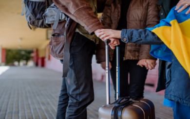 Польша продлила легальное пребывание украинцев до 2027 года: Навроцкий подписал новый закон