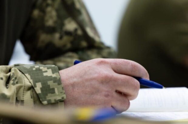 Если не обновить данные: какие ограничения ждут военнообязанных украинцев за границей