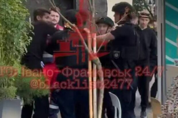 Полиция и медики разнимали массовую драку иностранцев в Ивано-Франковске