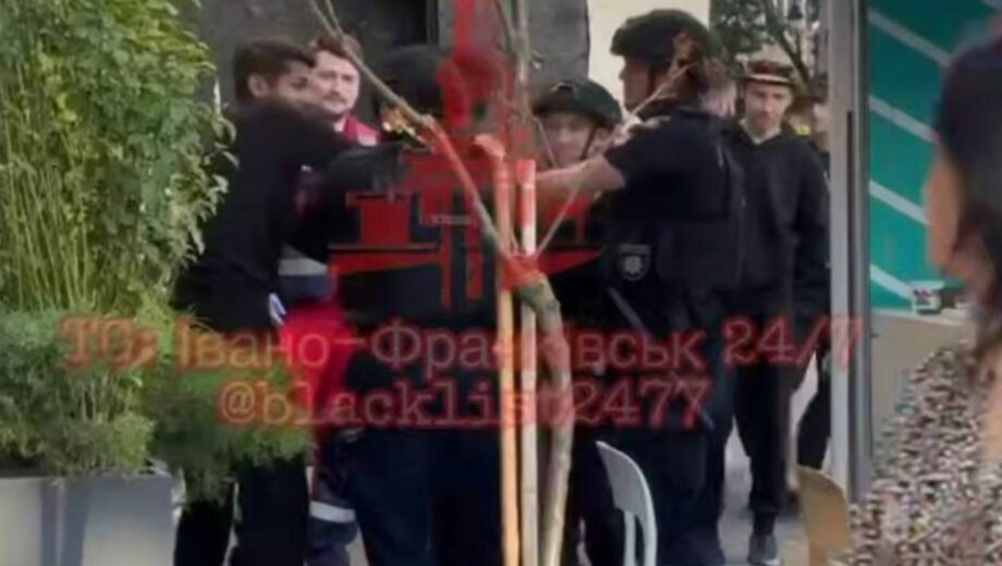 Полиция и медики разнимали массовую драку иностранцев в Ивано-Франковске